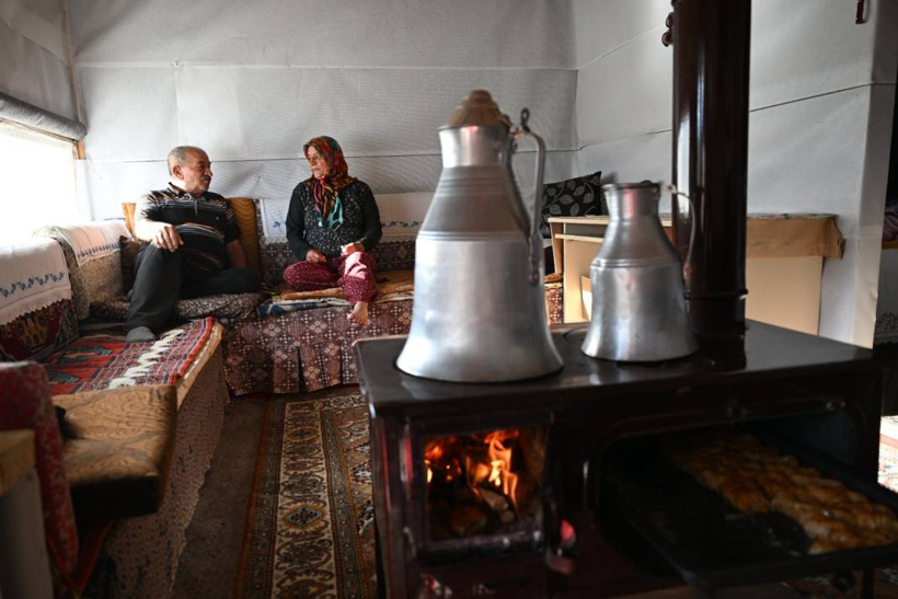 Adana, Mersin, Hatay'ın Sıcağından Kaçtılar! Çadır Kurup Soba Yakmaya Başladılar - Fotoğraf: 2